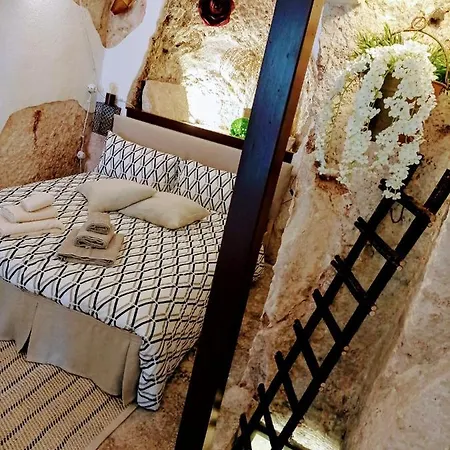 Nella Roccia אוסטוני